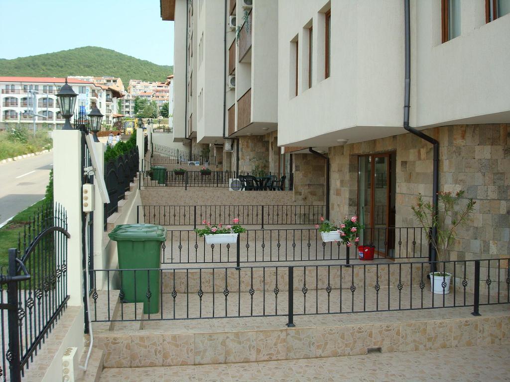 Apartments In Complex Chateau Nessebar Sveti Vlas Bagian luar foto