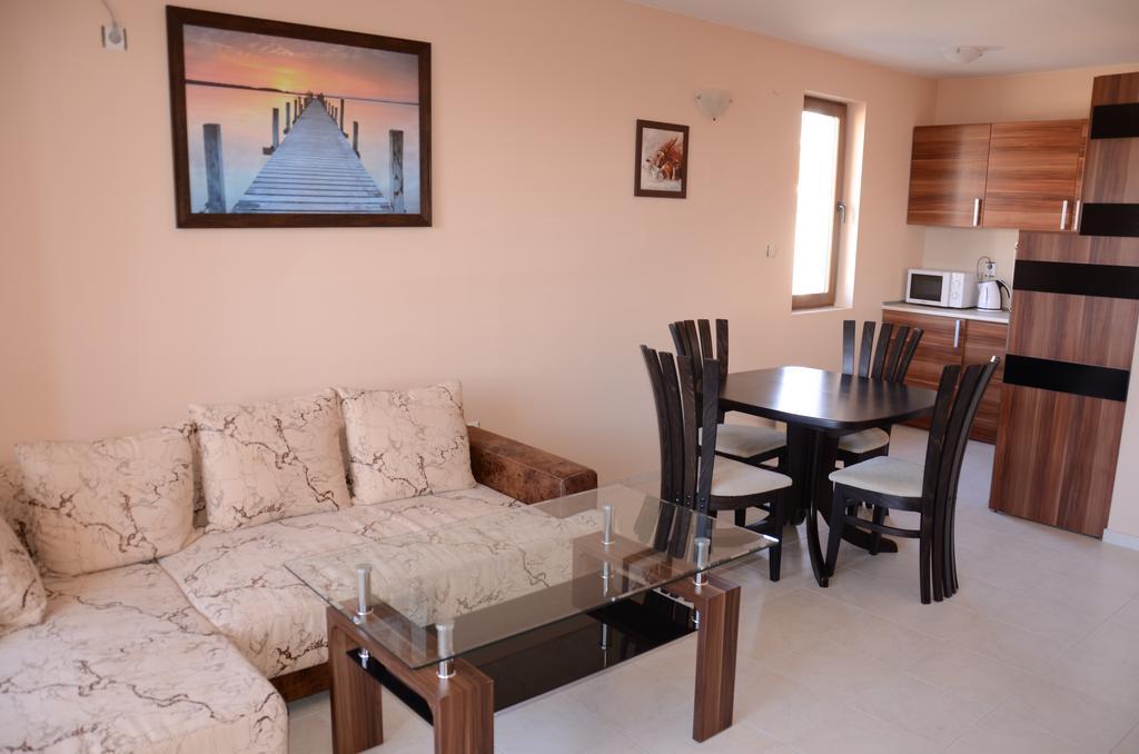 Apartments In Complex Chateau Nessebar Sveti Vlas Bagian luar foto