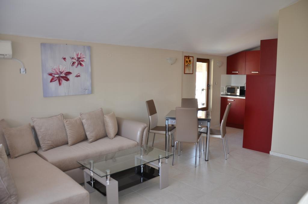 Apartments In Complex Chateau Nessebar Sveti Vlas Bagian luar foto